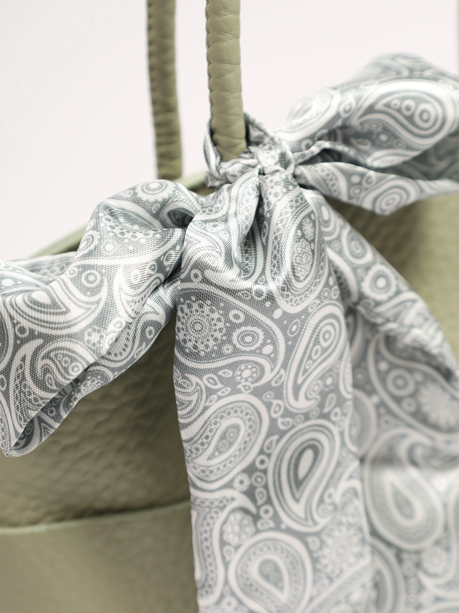 Сумка-тоут с округлыми ручками и декоративным платком в ассортименте